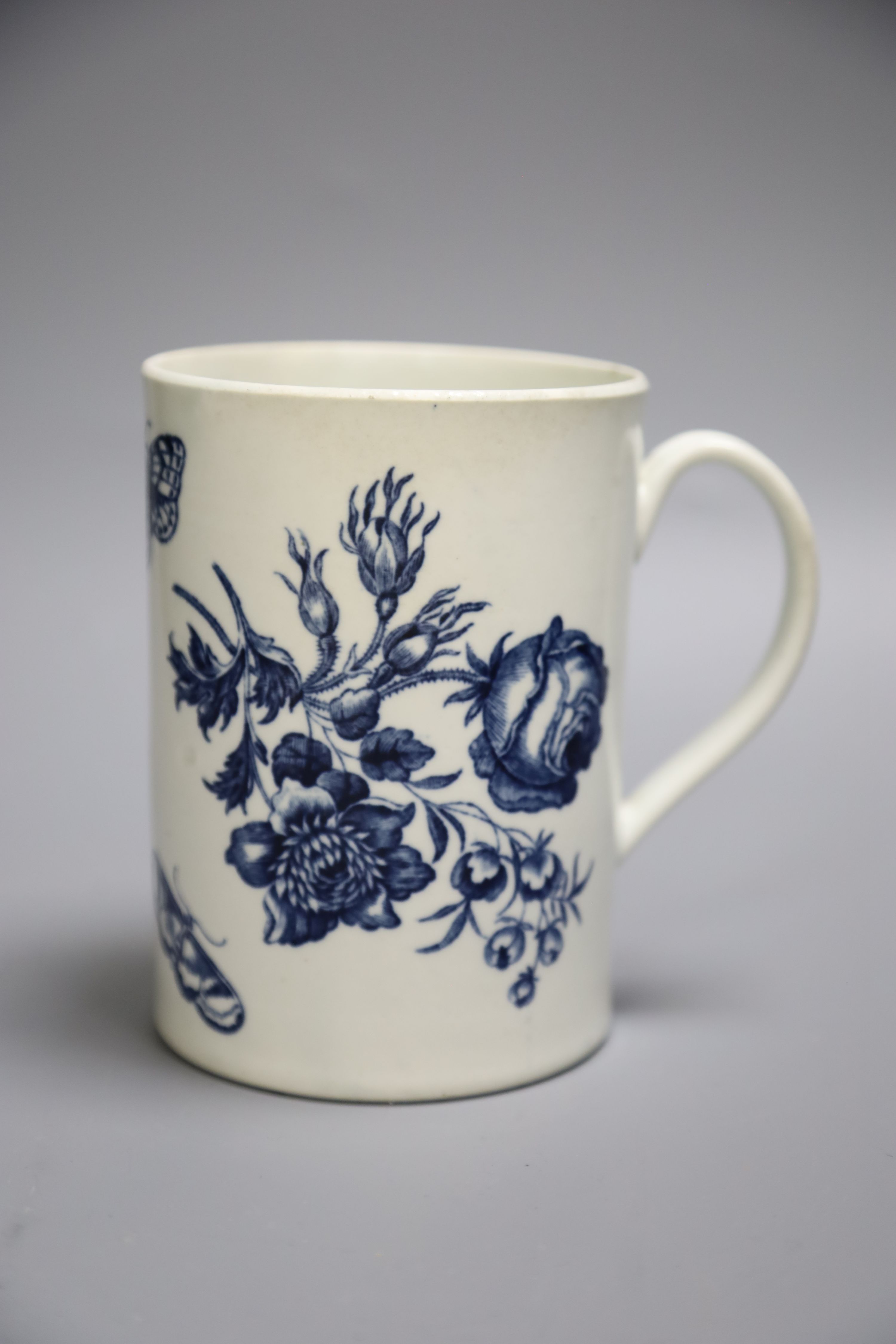 An 18th century Worcester mug decorated with large floral sprays, height 14cm